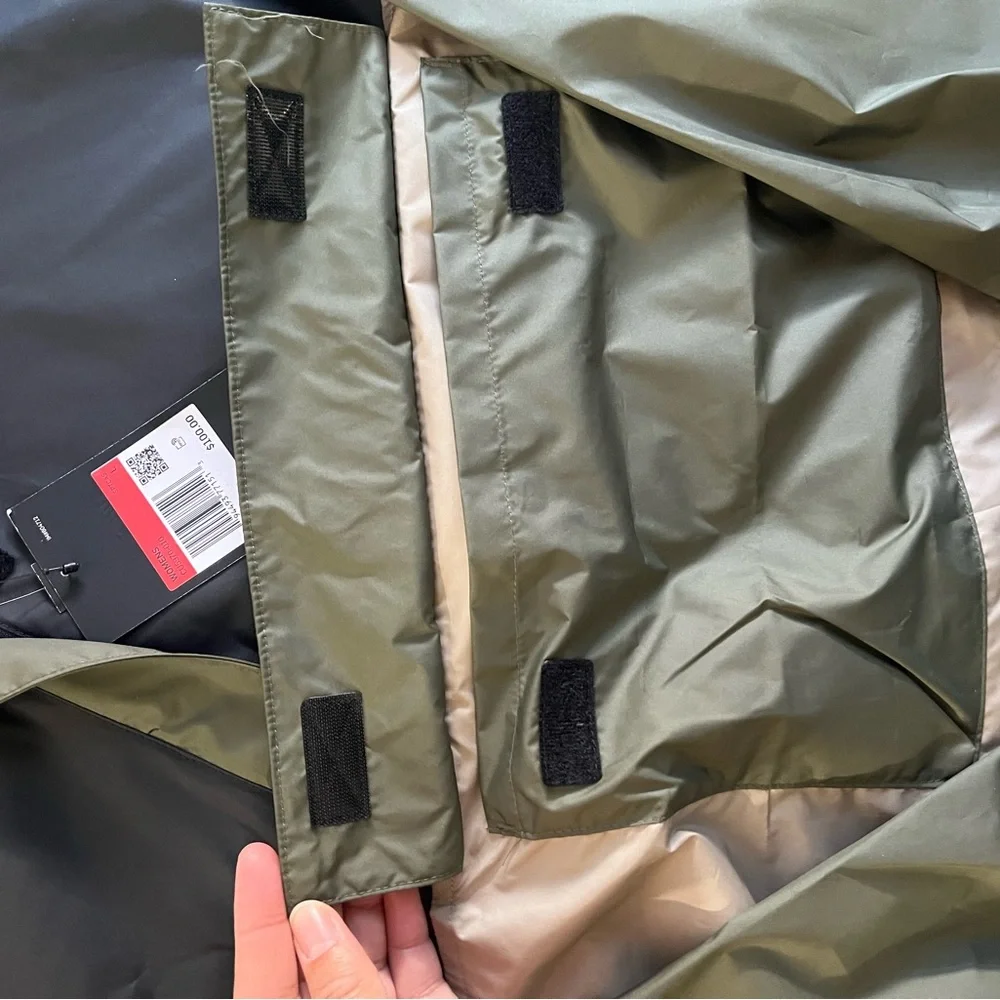 Women’s Nike Black and Green Windbreaker Jacket - Picture 4 of 7